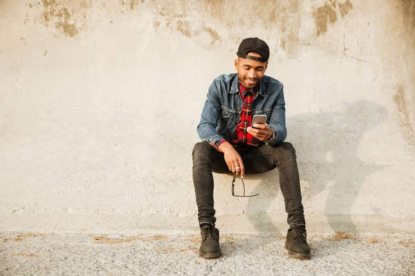 Neşeli Afrika adam sahilde yürüyüş ve sohbet