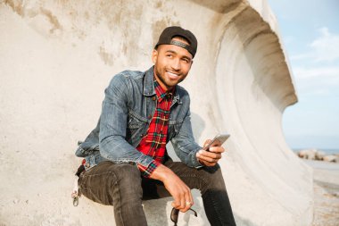 Afrika adam sohbet sırasında Sahilde yürüyüş şapkası.