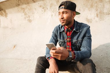 Kap bir kenara sohbet sırasında seyir giyen neşeli Afrika adam.