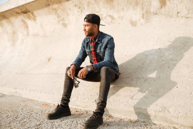 Kumsalda yürüyen neşeli Afrika adam.