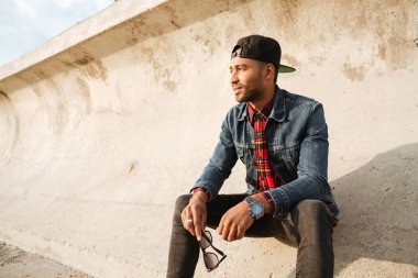 Afrika adam sahilde yürüyüş.