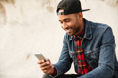 Mutlu Afrika genç adam onun telefonla sohbet.