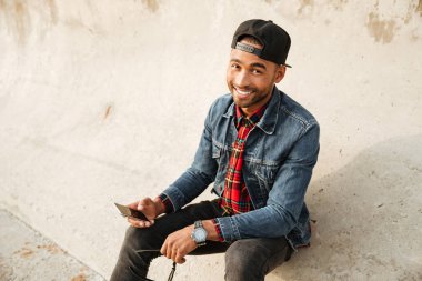 Gülümseyen Afrika adam onun telefonla sohbet.