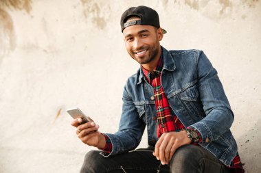 Neşeli Afrika adam onun telefonla sohbet