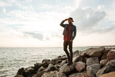 Yakışıklı genç adam denizde giyen kulaklık arıyorum