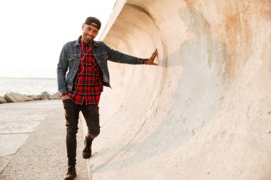 Afrika adam açık havada kulaklık ile müzik dinleme