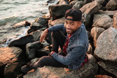 Afrika neşeli adam sahilde yürüyüş şapkası.