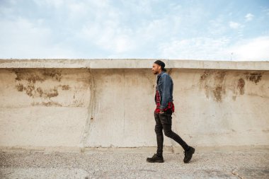 Sahilde yürüyüş Afrika yakışıklı genç