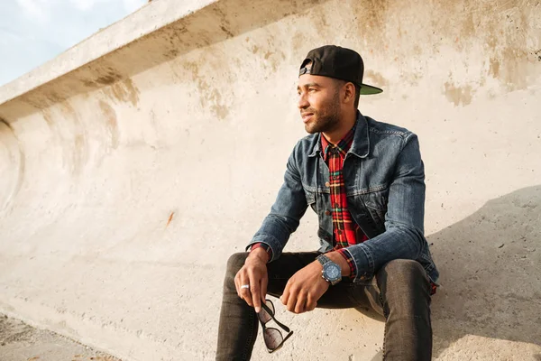 Afrika adam sahilde yürüyüş.