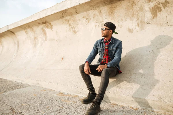 Çekici Afrika adam sahilde yürüyüş gözlük takıyor