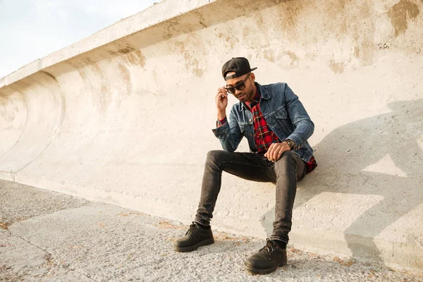 Sahilde yürüyüş gözlük takan genç Afrika adam