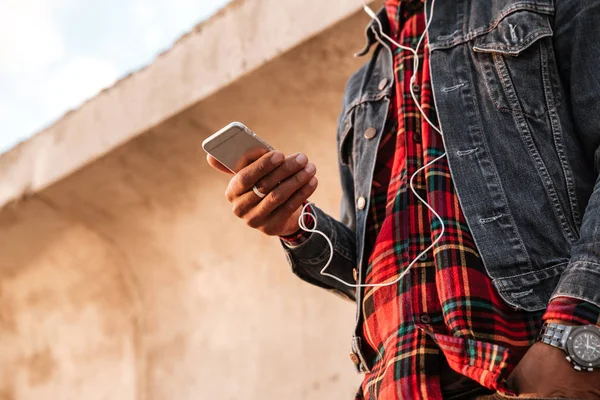 Müzik dinleme sırasında telefonla chat yapan adam kırpılmış fotoğrafı