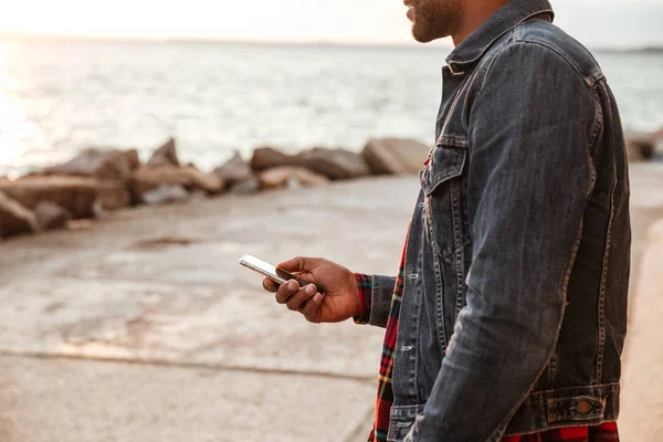 Afrika adam açık havada telefonla sohbet görüntü kırpılmış