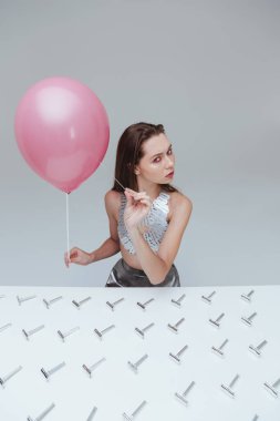 Kadın masada jilet ile balon tarafından iğne delici