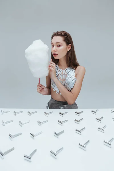 Kvinna med sockervadd vid bord med gamla rakblad — Stockfoto