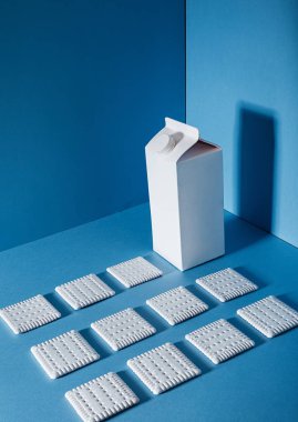 Beyaz paket süt ve kurabiye