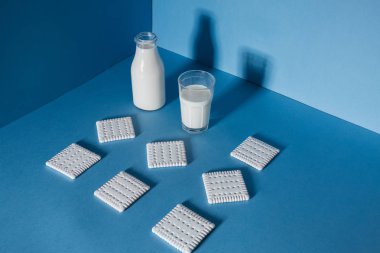 Şişe ve bardak süt bisküvi ile