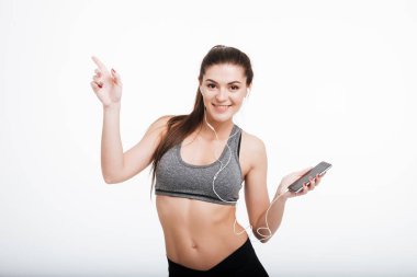 Kadın onun mobil giyen kulaklık üzerinde müzik dinleme