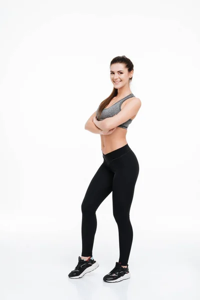 Portret van een vrouw van de gelukkig fitness permanent met armen gevouwen — Stockfoto