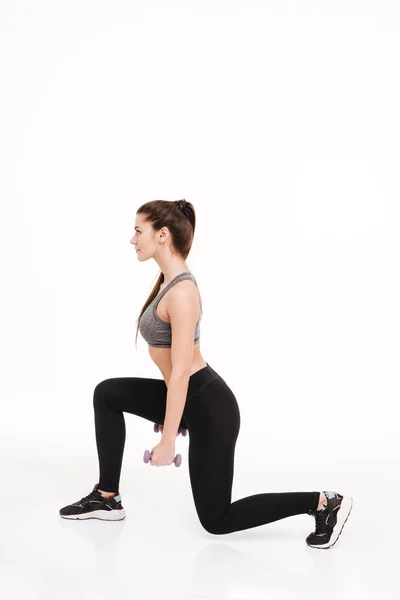 Portret van een jonge mooie Sportvrouw doen squats met halters — Stockfoto
