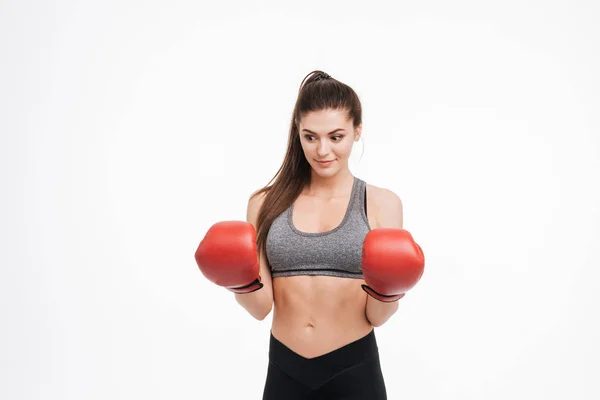 Retrato de uma jovem mulher fitness surpreso usando luvas de boxe — Fotografia de Stock