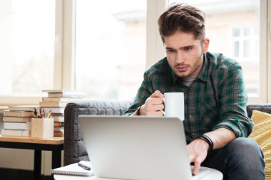 Adam kanepede laptop arıyorum