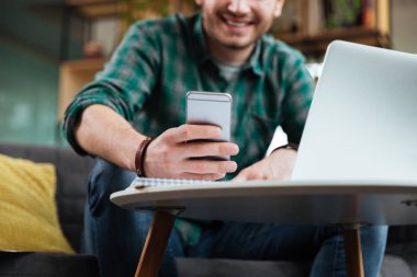 Adam telefonda mesaj yazma Resim kırpılmış