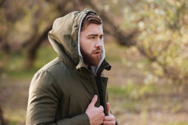 Sakallı adam ormanda ayakta