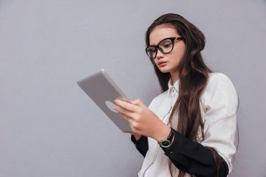 Asyalı kadın tablet bilgisayar ile görüntü aşağıdan