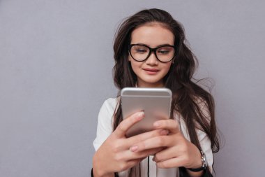 Asyalı kadın telefona mesaj yazma