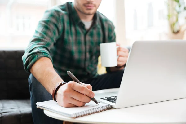 Imagem cortada do homem com laptop no sofá — Fotografia de Stock