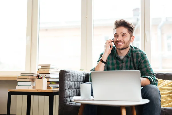 Hombre hablando por teléfono en la oficina — Foto de Stock