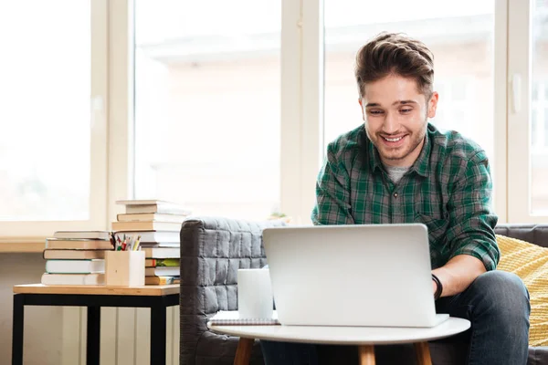 Homme regardant ordinateur portable dans le bureau — Photo