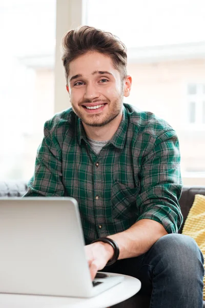 Vertical image of man looking at laptop in office — Stock Photo, Image