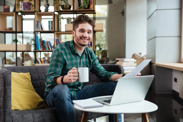 Mann mit Tee am Tisch — Stockfoto