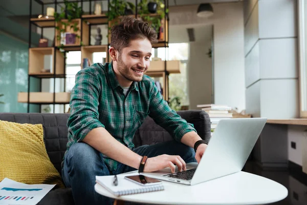 Uomo utilizzando il computer portatile — Foto Stock