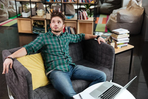 Homem descansando no sofá — Fotografia de Stock