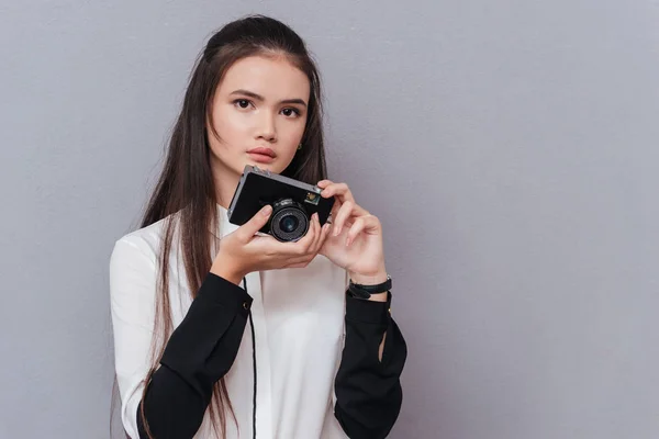 Modelo fazendo foto na câmera retro — Fotografia de Stock