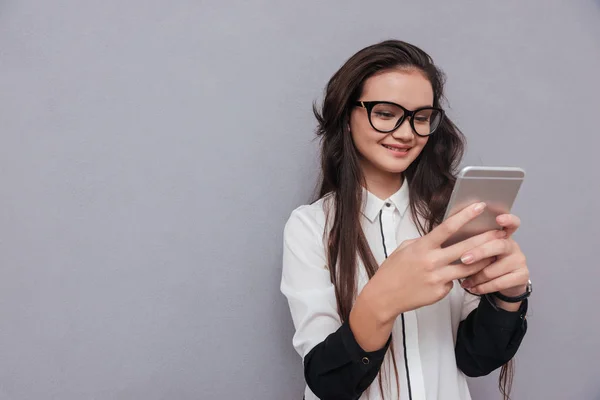 Happy Asian woman writing message on phone — Stock Photo, Image