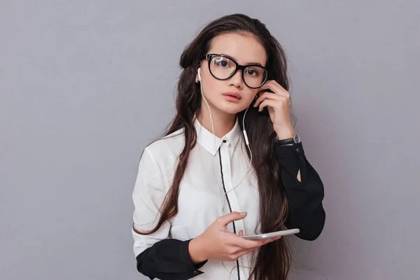 Asiatin hört Musik am Telefon — Stockfoto