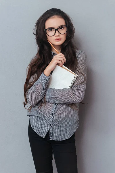 Image verticale de la femme asiatique avec ordinateur portable — Photo
