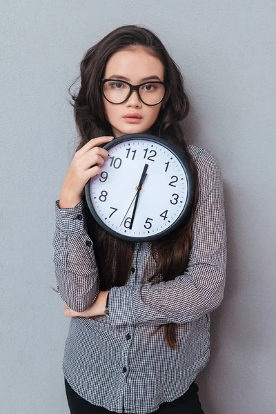 Afbeelding van de verticale van Aziatische vrouw met klok — Stockfoto