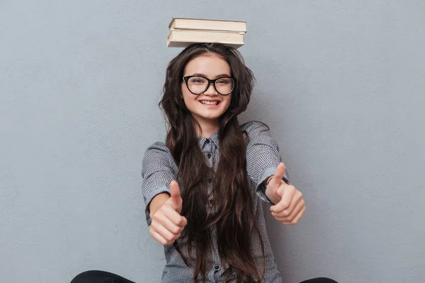 Asiatin mit Büchern auf dem Kopf — Stockfoto