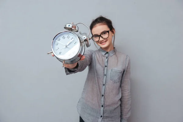 Asiatische Frau zeigt Uhr — Stockfoto