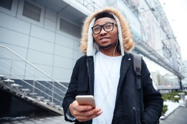 Cep telefonunu elinde tutan ve sohbet Afrika delikanlı