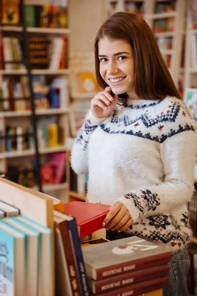 Жінка в книжковому магазині — стокове фото