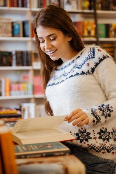 Frau sucht ein Buch — Stockfoto