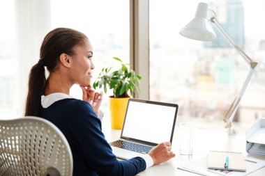 Dizüstü bilgisayar kullanma office Afrika iş kadını arkadan görünüm