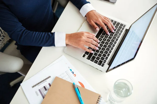 Vue du dessus de femme d'affaires africaine avec ordinateur portable — Photo