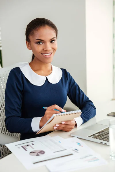 Vertikal bild av afrikanska affärskvinna med notebook — Stockfoto